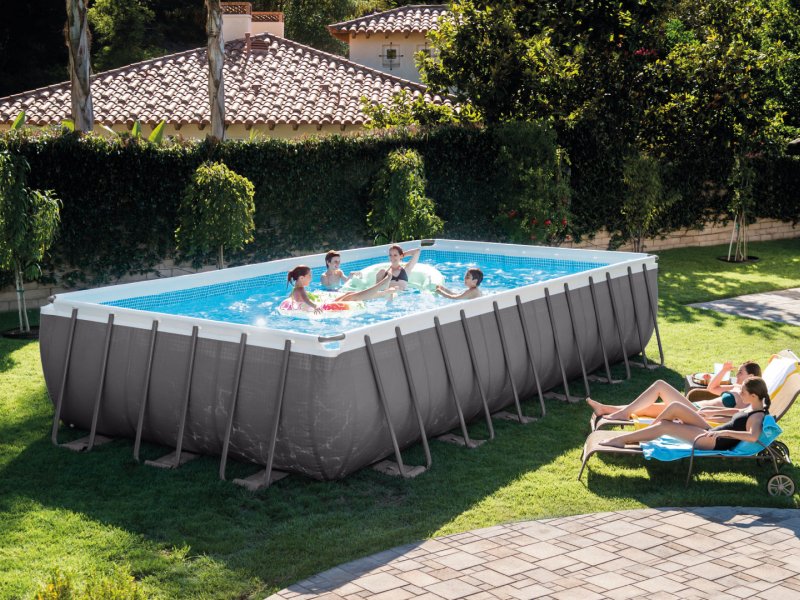 piscine-hors-sol-tubulaire-avec-personnes-qui-s'amusent