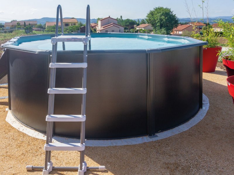 échelle-de-sécurité-d'une-piscine-hors-sol