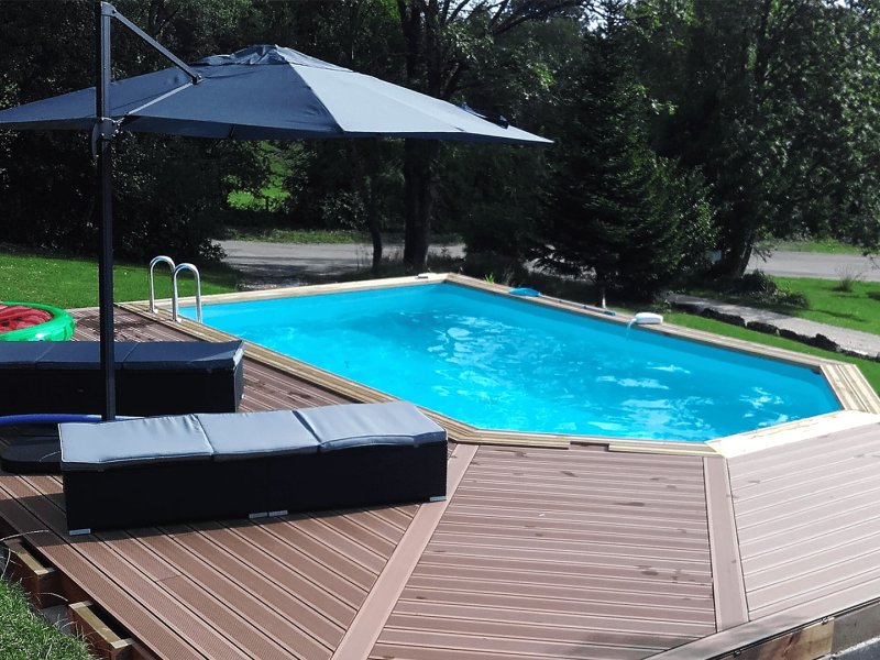 piscine semi-enterrée avec terrasse