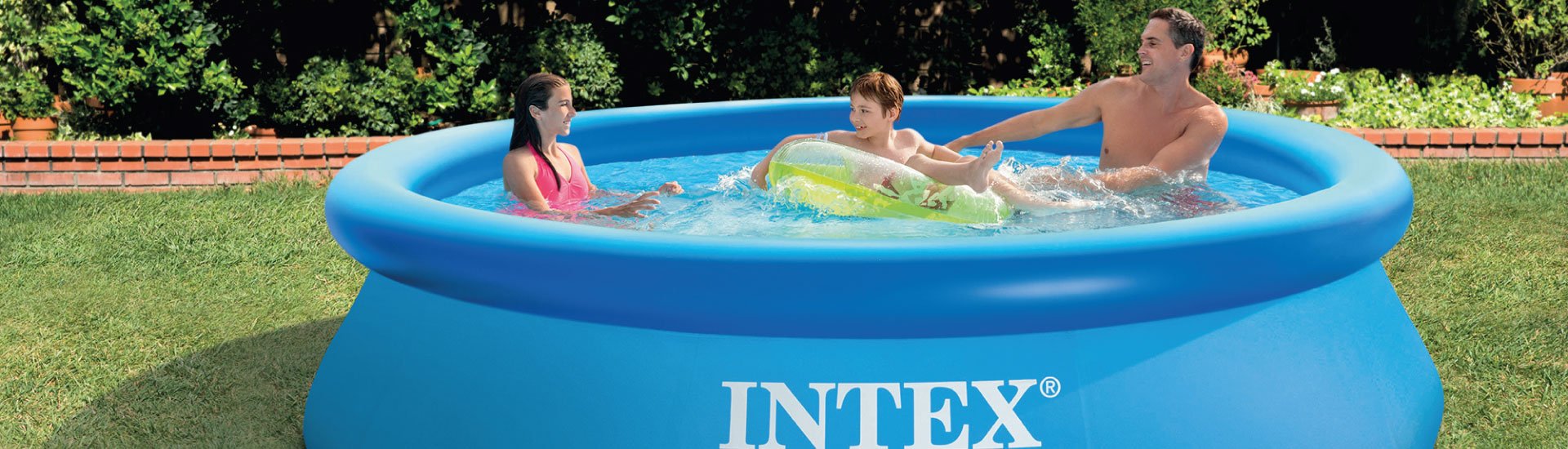 Famille-jouant-dans-une-piscine-autoportée