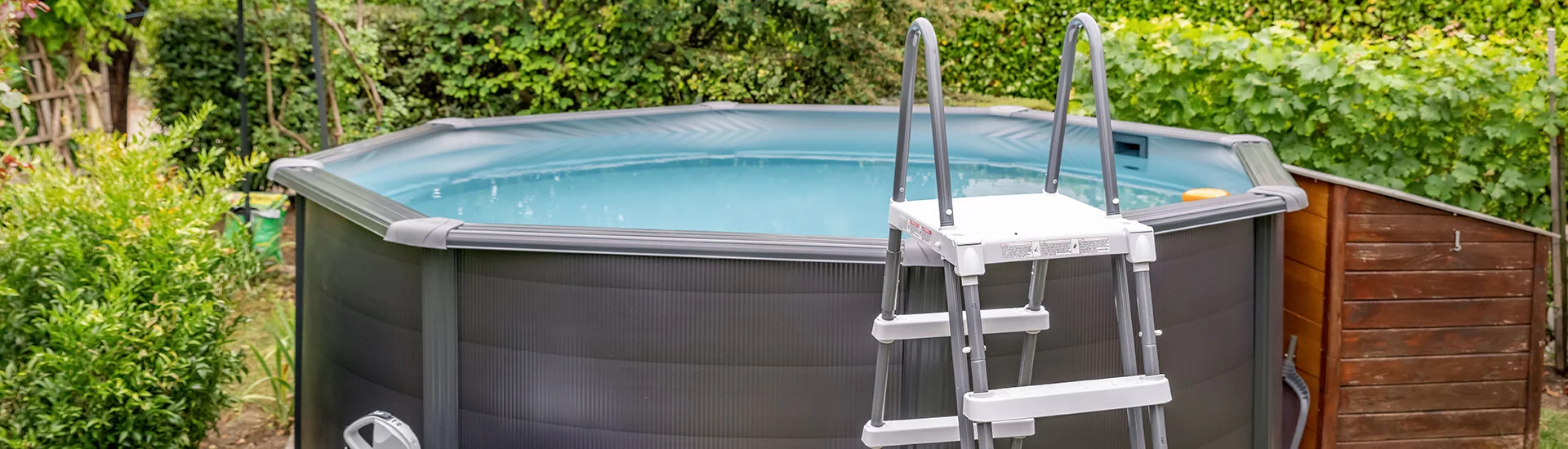 Installer une piscine hors-sol en pente