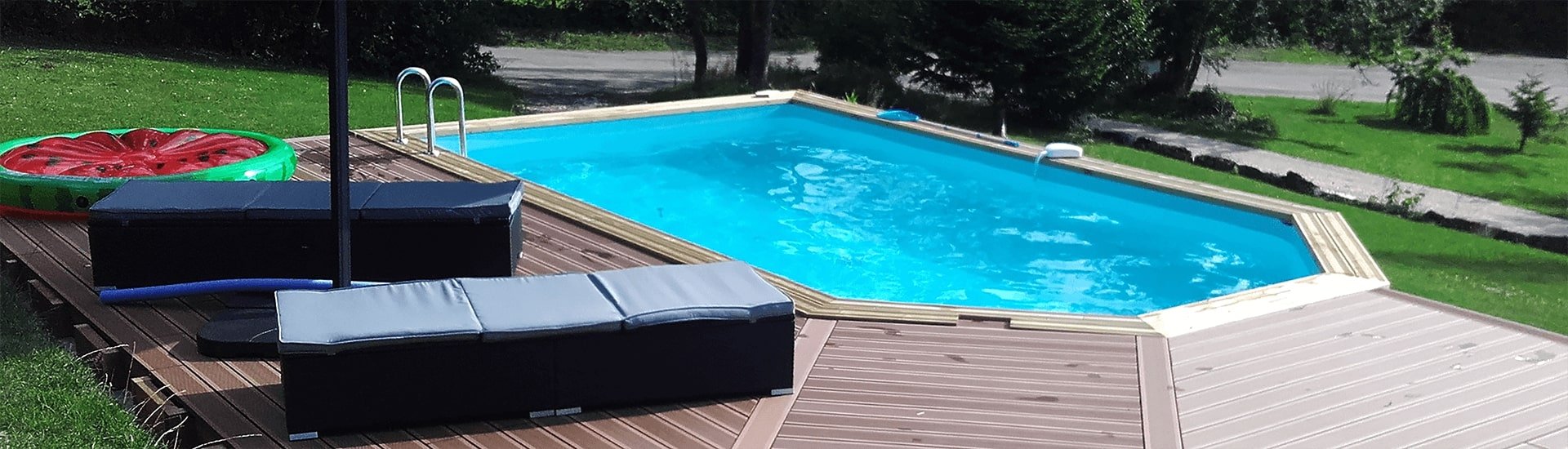 piscine semi-enterrée avec terrasse