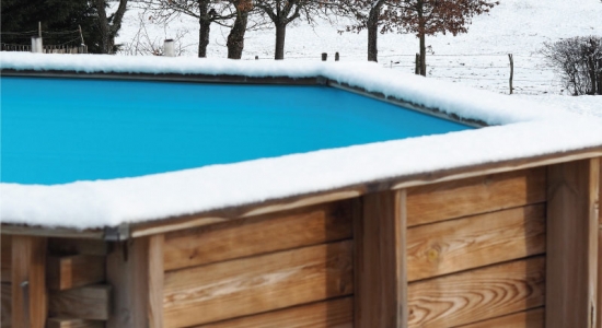 Piscine sous la neigne