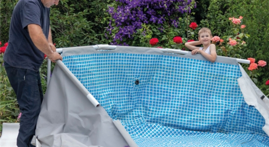 Personne installant une piscine tubulaire