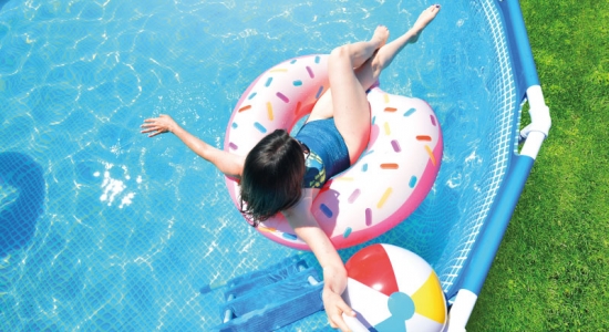 Personne dans une piscine tubulaire