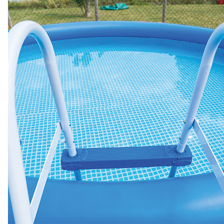 L’échelle de sécurité : souvent livrée en même temps que votre piscine hors-sol, l’échelle de sécurité représente l’élément de protection de base.