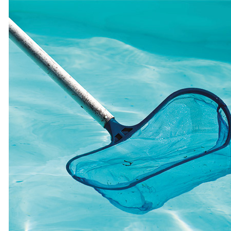 L’épuisette de piscine est probablement l’accessoire le plus utilisé pour conserver un bassin propre. Il en existe 2 sortes : l’épuisette de surface et l’épuisette de fond. 