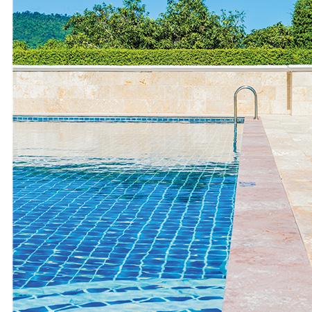 Il est désormais possible de réaliser une belle plage de piscine avec différents coloris, imprimés ou reliefs. 