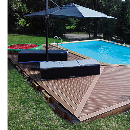 La large déclinaison d’essences et de teintes rend difficile l’estimation d’un prix uniforme pour une terrasse de piscine en bois. 